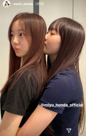 Figure Honda sisters, expose the naughty temptation shot to sniff each other press the chest w